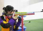 九游体育:目标射击比赛中选手轻松准确打中靶心